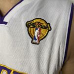 Camiseta Regata Basquete NBA Los Angeles Lakers Mitchell & Ness 2009/10 Branca - Kobe Bryant - 24 - Edição Especial - The Finals - Imagem 4