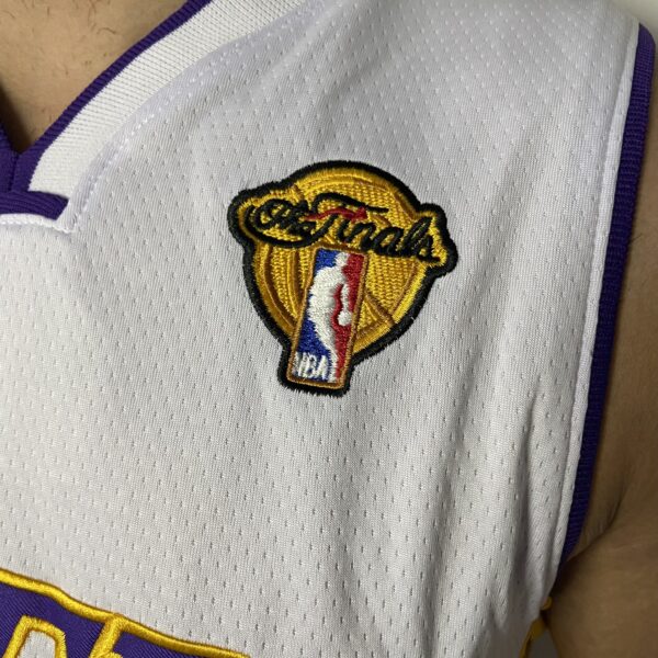 Camiseta Regata Basquete NBA Los Angeles Lakers Mitchell & Ness 2009/10 Branca - Kobe Bryant - 24 - Edição Especial - The Finals - Imagem 4
