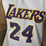 Camiseta Regata Basquete NBA Los Angeles Lakers Mitchell & Ness 2009/10 Branca - Kobe Bryant - 24 - Edição Especial - The Finals - Imagem 6