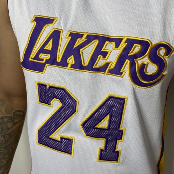 Camiseta Regata Basquete NBA Los Angeles Lakers Mitchell & Ness 2009/10 Branca - Kobe Bryant - 24 - Edição Especial - The Finals - Imagem 6