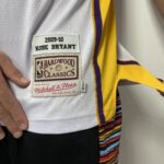 Camiseta Regata Basquete NBA Los Angeles Lakers Mitchell & Ness 2009/10 Branca - Kobe Bryant - 24 - Edição Especial - The Finals - Imagem 7