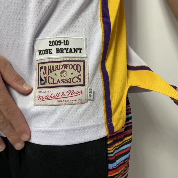 Camiseta Regata Basquete NBA Los Angeles Lakers Mitchell & Ness 2009/10 Branca - Kobe Bryant - 24 - Edição Especial - The Finals - Imagem 7