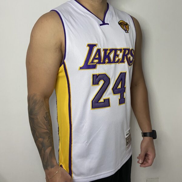 Camiseta Regata Basquete NBA Los Angeles Lakers Mitchell & Ness 2009/10 Branca - Kobe Bryant - 24 - Edição Especial - The Finals - Imagem 2