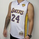 Camiseta Regata Basquete NBA Los Angeles Lakers Mitchell & Ness 2009/10 Branca - Kobe Bryant - 24 - Edição Especial - The Finals - Imagem 3