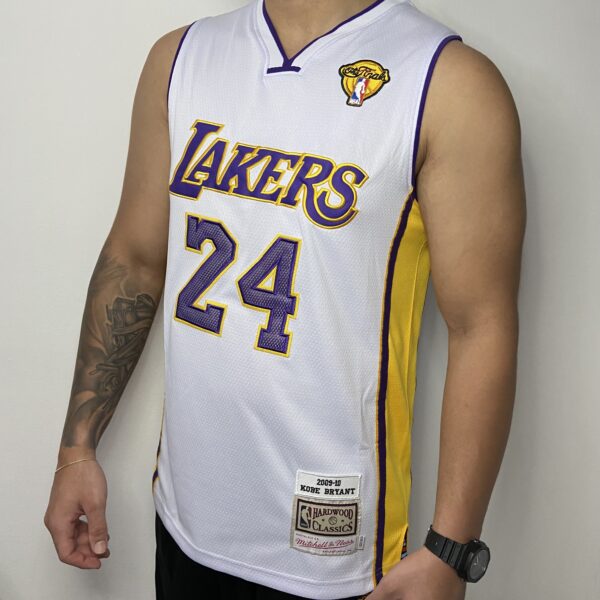 Camiseta Regata Basquete NBA Los Angeles Lakers Mitchell & Ness 2009/10 Branca - Kobe Bryant - 24 - Edição Especial - The Finals - Imagem 3
