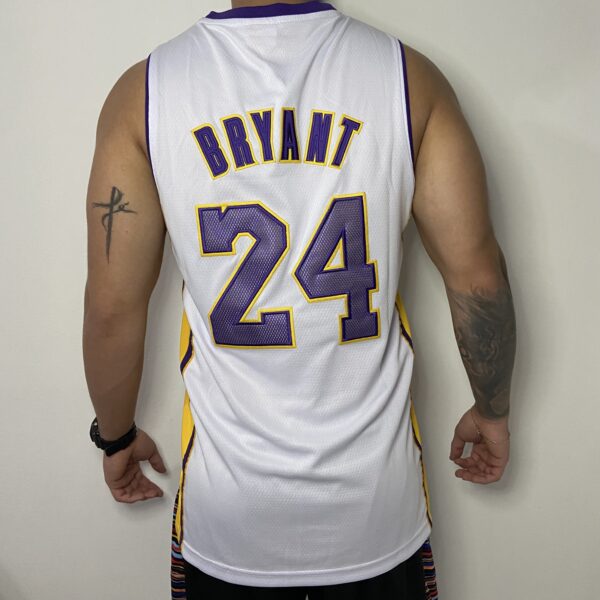 Camiseta Regata Basquete NBA Los Angeles Lakers Mitchell & Ness 2009/10 Branca - Kobe Bryant - 24 - Edição Especial - The Finals - Imagem 8