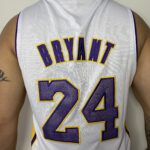 Camiseta Regata Basquete NBA Los Angeles Lakers Mitchell & Ness 2009/10 Branca - Kobe Bryant - 24 - Edição Especial - The Finals - Imagem 9