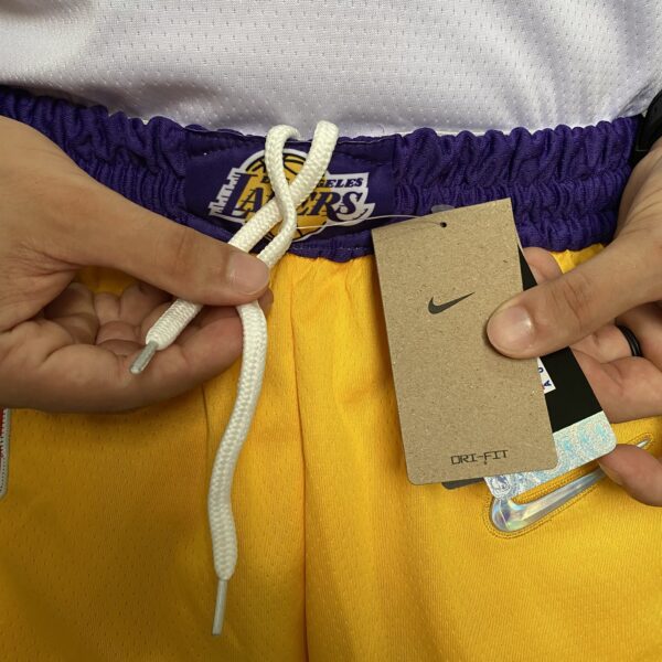 Short Bermuda NBA Los Angeles Lakers Icon Edition Amarela 2022 Nike - Imagem 7