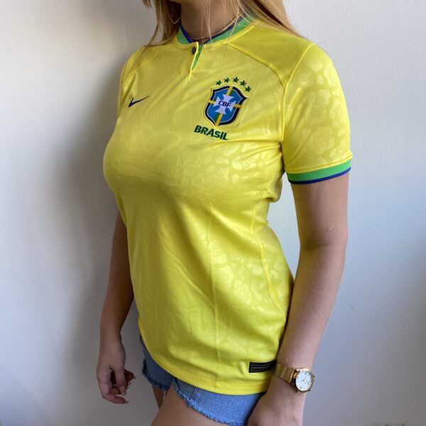 IMG_0812 Camisa Brasil Seleção Brasileira Home Amarela Feminina Copa do Mundo Catar 2023 Nike - Imagem 2
