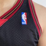 Camiseta Regata Basquete NBA Philadelphia 76ers Sixers 3 Allen Iverson Mitchell & Ness Preta - Imagem 4