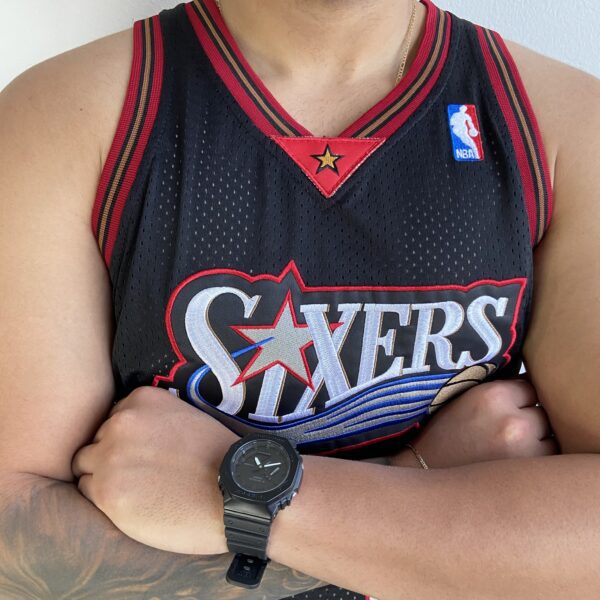 Camiseta Regata Basquete NBA Philadelphia 76ers Sixers 3 Allen Iverson Mitchell & Ness Preta - Imagem 3