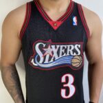 Camiseta Regata Basquete NBA Philadelphia 76ers Sixers 3 Allen Iverson Mitchell & Ness Preta - Imagem 2