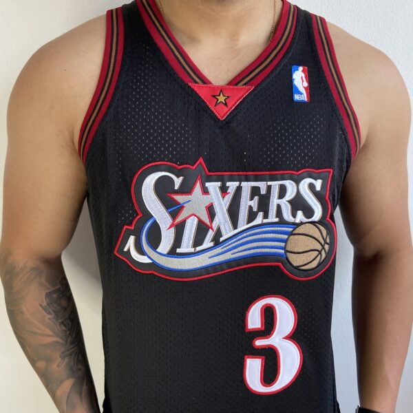 Camiseta Regata Basquete NBA Philadelphia 76ers Sixers 3 Allen Iverson Mitchell & Ness Preta - Imagem 2