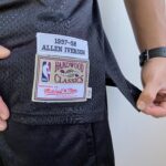 Camiseta Regata Basquete NBA Philadelphia 76ers Sixers 3 Allen Iverson Mitchell & Ness Preta - Imagem 7