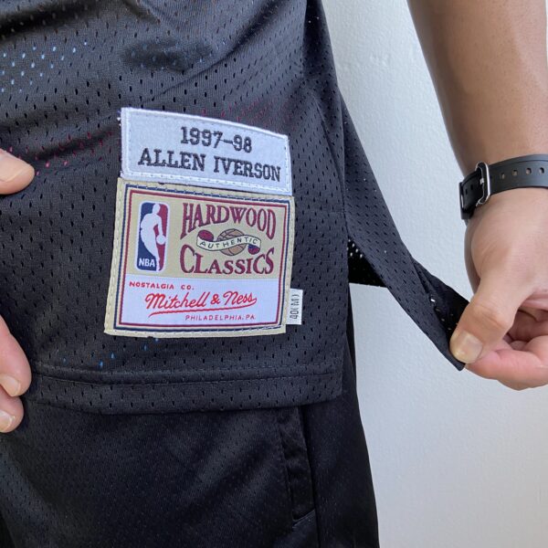 Camiseta Regata Basquete NBA Philadelphia 76ers Sixers 3 Allen Iverson Mitchell & Ness Preta - Imagem 7