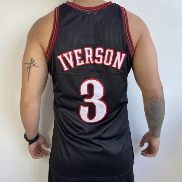 Camiseta Regata Basquete NBA Philadelphia 76ers Sixers 3 Allen Iverson Mitchell & Ness Preta - Imagem 8
