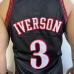 Camiseta Regata Basquete NBA Philadelphia 76ers Sixers 3 Allen Iverson Mitchell & Ness Preta - Imagem 9