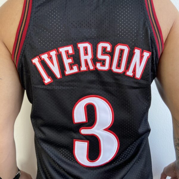 Camiseta Regata Basquete NBA Philadelphia 76ers Sixers 3 Allen Iverson Mitchell & Ness Preta - Imagem 9