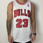 Camiseta Regata NBA Mitchell & Ness 1997/98 Branca - Chicago Bulls - Michael Jordan 23 - Edição Especial - The Finals - Imagem 2