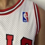 Camiseta Regata NBA Mitchell & Ness 1997/98 Branca - Chicago Bulls - Michael Jordan 23 - Edição Especial - The Finals - Imagem 7