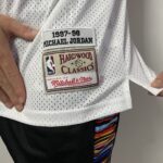 Camiseta Regata NBA Mitchell & Ness 1997/98 Branca - Chicago Bulls - Michael Jordan 23 - Edição Especial - The Finals - Imagem 8