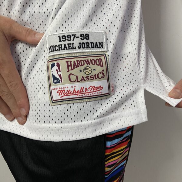 Camiseta Regata NBA Mitchell & Ness 1997/98 Branca - Chicago Bulls - Michael Jordan 23 - Edição Especial - The Finals - Imagem 8