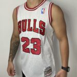 Camiseta Regata NBA Mitchell & Ness 1997/98 Branca - Chicago Bulls - Michael Jordan 23 - Edição Especial - The Finals - Imagem 4