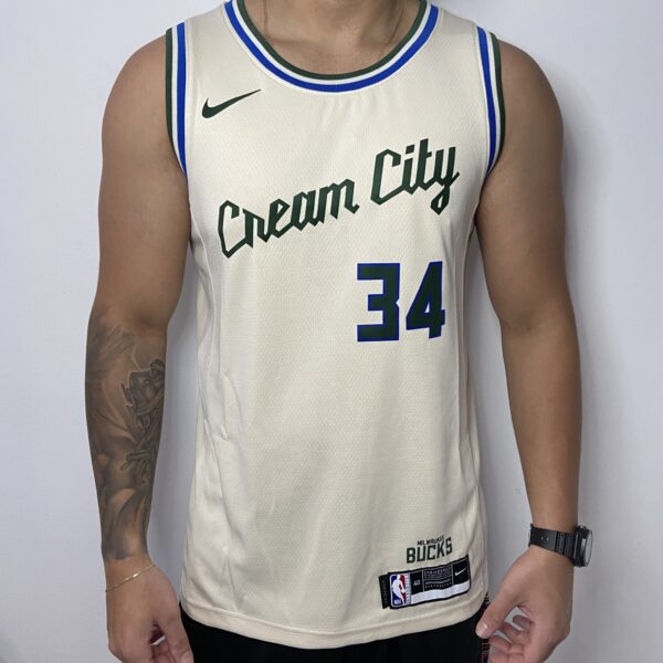Camiseta Regata Basquete NBA Milwaukee Bucks - Giannis Antetokounmpo 34 - Cream City Edition Creme Nike 2019 - Imagem 1