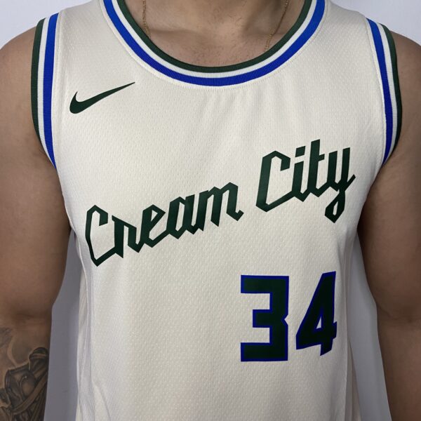 Camiseta Regata Basquete NBA Milwaukee Bucks - Giannis Antetokounmpo 34 - Cream City Edition Creme Nike 2019 - Imagem 2