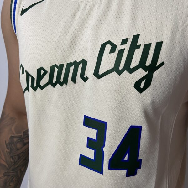 Camiseta Regata Basquete NBA Milwaukee Bucks - Giannis Antetokounmpo 34 - Cream City Edition Creme Nike 2019 - Imagem 5