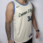 Camiseta Regata Basquete NBA Milwaukee Bucks - Giannis Antetokounmpo 34 - Cream City Edition Creme Nike 2019 - Imagem 4