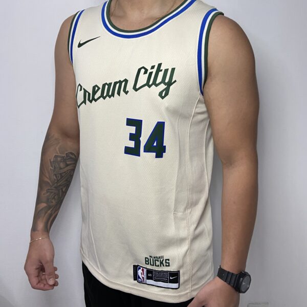 Camiseta Regata Basquete NBA Milwaukee Bucks - Giannis Antetokounmpo 34 - Cream City Edition Creme Nike 2019 - Imagem 3