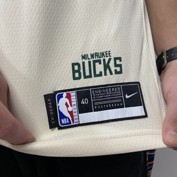 Camiseta Regata Basquete NBA Milwaukee Bucks - Giannis Antetokounmpo 34 - Cream City Edition Creme Nike 2019 - Imagem 7