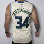 Camiseta Regata Basquete NBA Milwaukee Bucks - Giannis Antetokounmpo 34 - Cream City Edition Creme Nike 2019 - Imagem 8