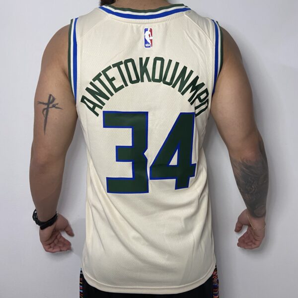 Camiseta Regata Basquete NBA Milwaukee Bucks - Giannis Antetokounmpo 34 - Cream City Edition Creme Nike 2019 - Imagem 8