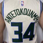 Camiseta Regata Basquete NBA Milwaukee Bucks - Giannis Antetokounmpo 34 - Cream City Edition Creme Nike 2019 - Imagem 9