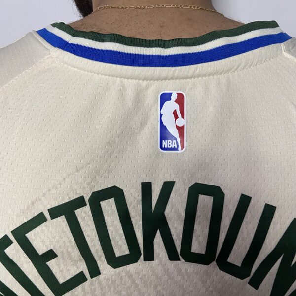 Camiseta Regata Basquete NBA Milwaukee Bucks - Giannis Antetokounmpo 34 - Cream City Edition Creme Nike 2019 - Imagem 10