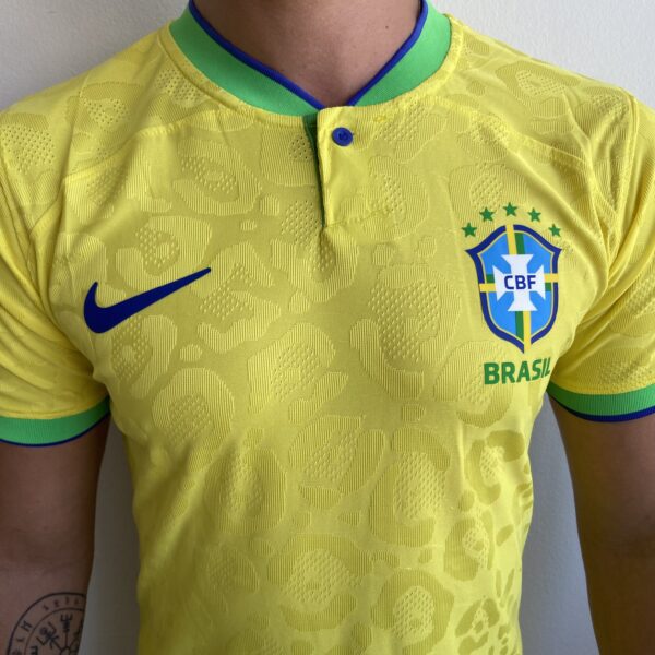 IMG_3716 Camisa Brasil Seleção Brasileira Home Amarela Jogador Copa do Mundo Catar 2023 Nike - Imagem 4