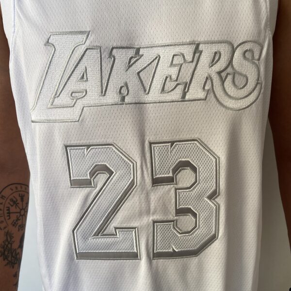Camiseta Regata NBA - Los Angeles Lakers - Edição Especial - MVP Honra - LeBron James 23 - Branca Nike - Imagem 3