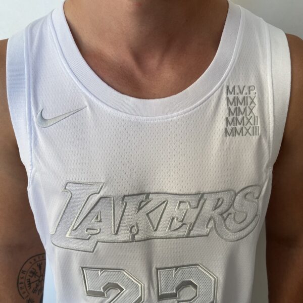 Camiseta Regata NBA - Los Angeles Lakers - Edição Especial - MVP Honra - LeBron James 23 - Branca Nike - Imagem 8