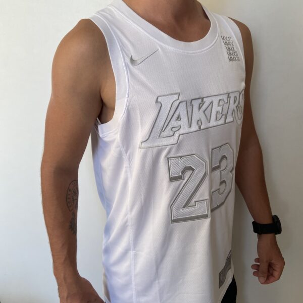Camiseta Regata NBA - Los Angeles Lakers - Edição Especial - MVP Honra - LeBron James 23 - Branca Nike - Imagem 12