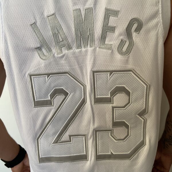 Camiseta Regata NBA - Los Angeles Lakers - Edição Especial - MVP Honra - LeBron James 23 - Branca Nike - Imagem 16