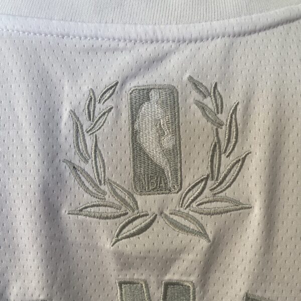 Camiseta Regata NBA - Los Angeles Lakers - Edição Especial - MVP Honra - LeBron James 23 - Branca Nike - Imagem 17