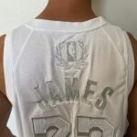 Camiseta Regata NBA - Los Angeles Lakers - Edição Especial - MVP Honra - LeBron James 23 - Branca Nike - Imagem 18