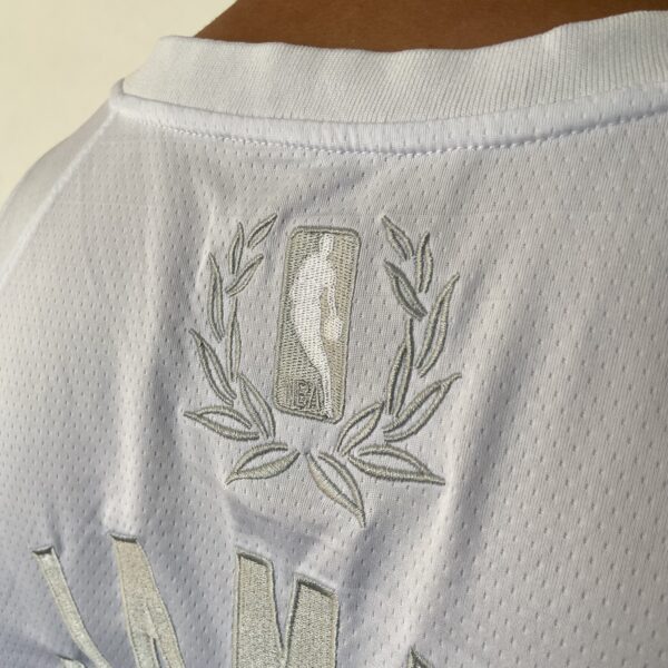 Camiseta Regata NBA - Los Angeles Lakers - Edição Especial - MVP Honra - LeBron James 23 - Branca Nike - Imagem 20