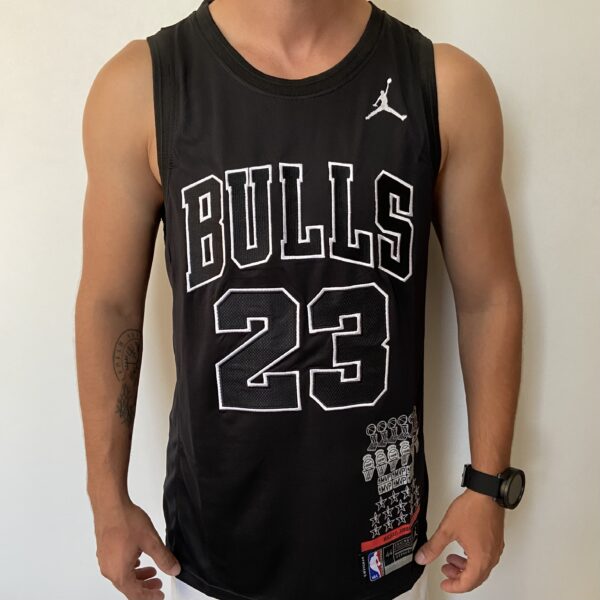 Camiseta Regata Basquete NBA Swingman - Chicago Bulls - Edição Especial - MVP Anéis - Edição Especial - Michael Jordan 23 - Preta Jordan