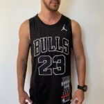 Camiseta Regata Basquete NBA Swingman - Chicago Bulls - Edição Especial - MVP Anéis - Edição Especial - Michael Jordan 23 - Preta Jordan - Imagem 2