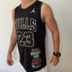 Camiseta Regata Basquete NBA Swingman - Chicago Bulls - Edição Especial - MVP Anéis - Edição Especial - Michael Jordan 23 - Preta Jordan - Imagem 10