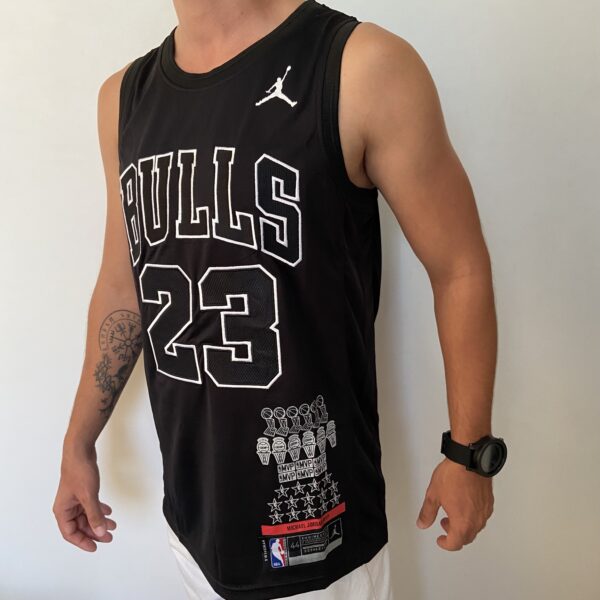 Camiseta Regata Basquete NBA Swingman - Chicago Bulls - Edição Especial - MVP Anéis - Edição Especial - Michael Jordan 23 - Preta Jordan - Imagem 10