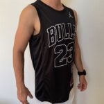 Camiseta Regata Basquete NBA Swingman - Chicago Bulls - Edição Especial - MVP Anéis - Edição Especial - Michael Jordan 23 - Preta Jordan - Imagem 11